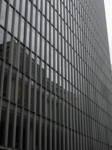 Fachada arquitetônica minimalista de edifício corporativo moderno em São Paulo, linhas retas de aço e vidro sob luz natural difusa, enquadramento simétrico.