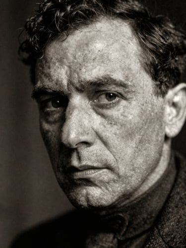 Portrait en gros plan d'un visage anonyme du début du 20e siècle, expression pensive, haute contraste noir et blanc, texture granuleuse de film ancien, éclairage dramatique par le côté, tons ambrés subtils.