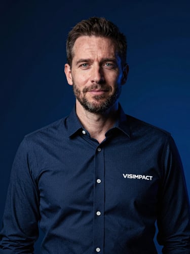 Portrait professionnel de Yohann Beauvois, fondateur de VISIMPACT, dans un environnement de tournage vidéo moderne, lumière dramatique à fort contraste, accents bleus, 35mm.