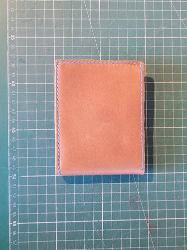 Ledergeldbeutel aus Handarbeit. Blaue naht passend zur tasche. Handarbeit aus Angelbachtal