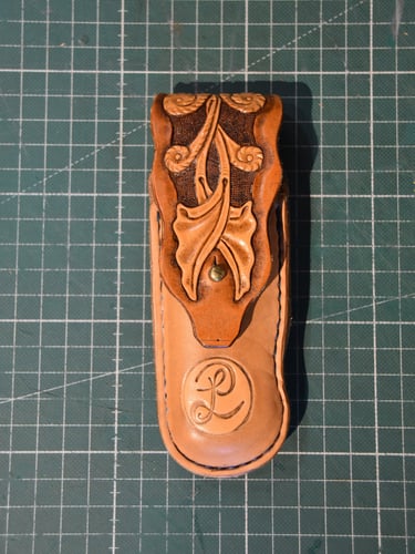 Messertasche mit Floralem Mischmuster. Handarbeit von Leder Loho/Angelbachtal