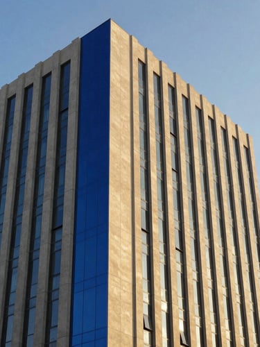 Détail architectural moderne d'un centre d'affaires à N'Djamena, lignes géométriques épurées, ciel bleu clair, reflets dorés du soleil sur le verre.