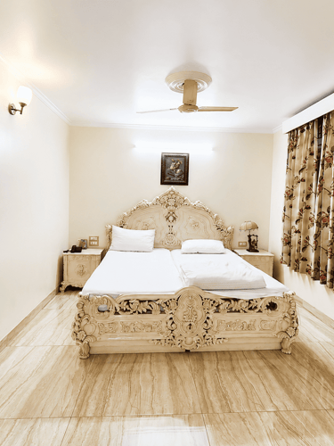 hotel room price meerut
