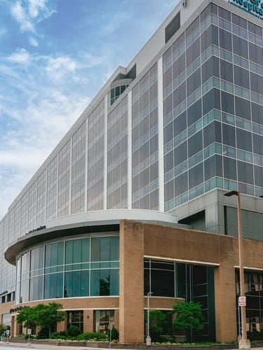Exterior de vidrio moderno de un edificio de un centro médico de un hospital de ciudad