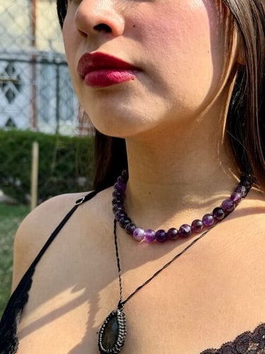 Mujer usando collares hechos con minerales en macramé