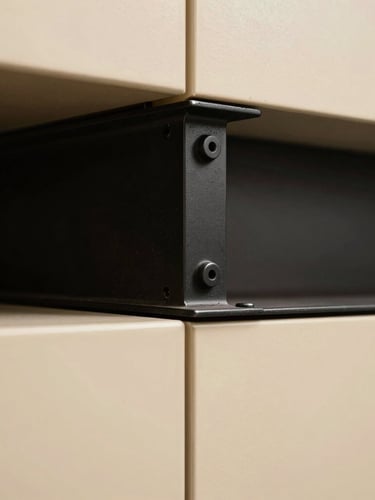 Primer plano de alta resolución de una junta de esquina de aluminio negro cepillado acoplada con precisión milimétrica a un panel crema, luz cenital directa, enfoque nítido