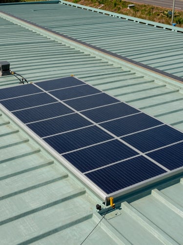 Plano técnico cenital de una cubierta industrial optimizada con geometría solar regular y limpia, renderizado en tonos azulados y verde de alta precisión.