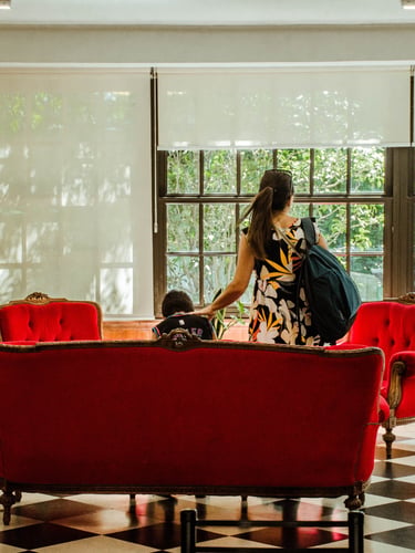 Living del hotel casablanca, con huespedes