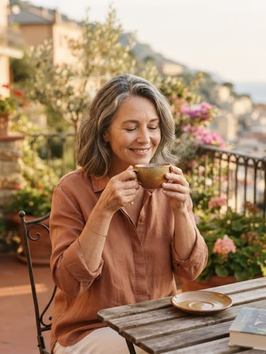 Mujer de mediana edad en un balcón soleado, bebiendo té de hierbas tranquilamente, con luz natural suave, tonos cálidos y poca profundidad de campo, enfoque en el rostro sereno y la taza.