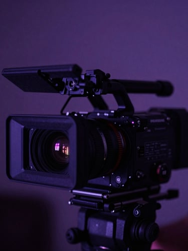 Un objectif anamorphique de cinéma monté sur une caméra de film haut de gamme, gros plan, éclairage faible avec des reflets violets, profondeur de champ peu profonde, ambiance cinématographique.