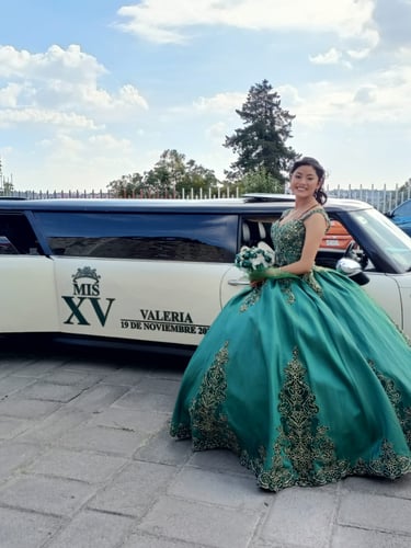 Quinceañera llegando a su evento en una de las mejores limosinas en queretaro