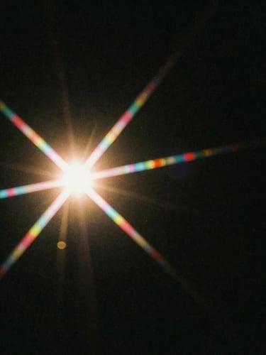 Dynamiczne, pełne emocji ujęcie z gotowej produkcji, z wyraźnymi cieniami i kolorowym światłem konturowym, low-key lighting, anamorphic lens flare, 35mm