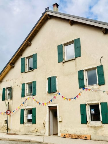 façade de maison et petits fanions accrochés aux fenêtres