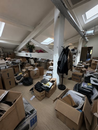 Débarras d’un local encombré avec cartons, archives et déchets avant nettoyage professionnel par Gro