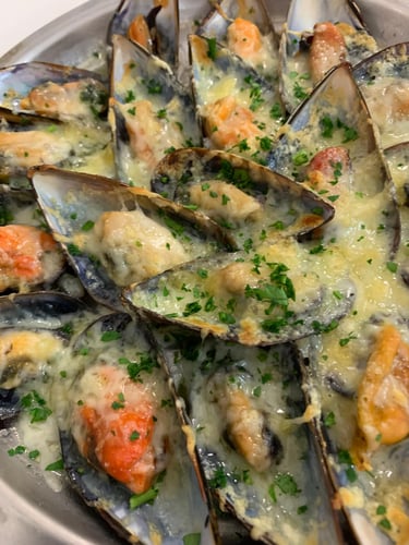 Mejillones gratinados con mantequilla de ajo y queso