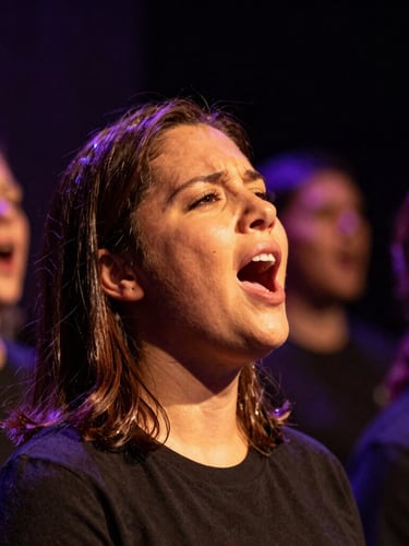 Chanteuse femme dans une chorale portrait sur scene