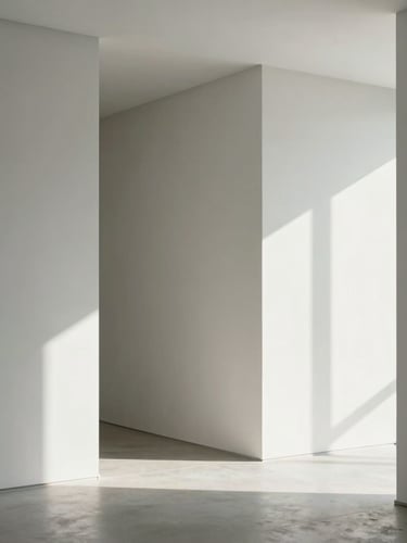Vue architecturale d'un intérieur moderne fraîchement rénové et peint, lumière naturelle éclatante, finitions nettes sur des murs blancs et gris clair.