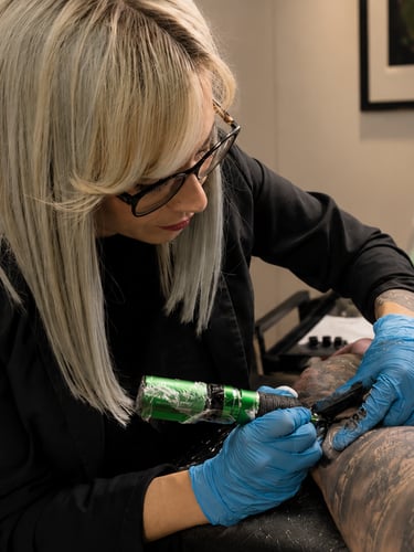 Rebeca Pereira Tattoo realizando un tatuaje de realismo Black & Grey en Madrid con técnica, precisió