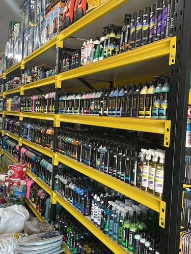 Prateleiras abastecidas com a linha completa de produtos Vonixx para estética e detalhamento automot