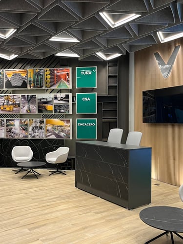 Señalización corporativa integral en recepción moderna con logotipos 3D e iluminación LED