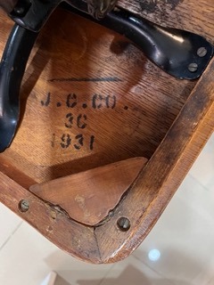 Detalle sello original silla JCCo. Respetado en restauración. Tenerife.