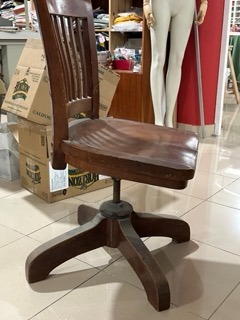 Estado original silla antigua banquero J.C.Co. Después de 94 años. Restauración Tenerife.