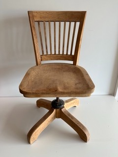 Silla J.C.Co con madera lijada y tratada antes de barnizado y acabado final. Tenerife.