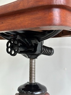 Detalle restauración de mecanismo silla banquero JCC. Tenerife.