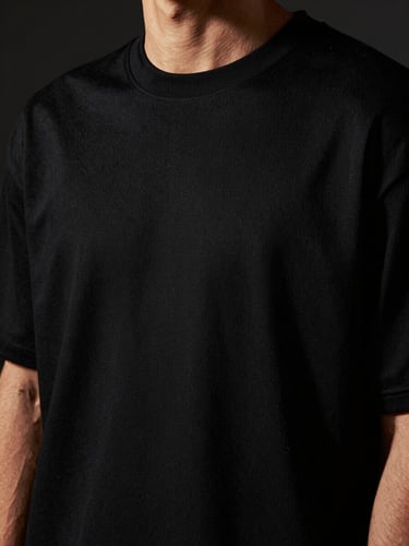 Close-up de camiseta preta oversized de algodão pesado estruturado, caimento perfeito, iluminação de estúdio dramática