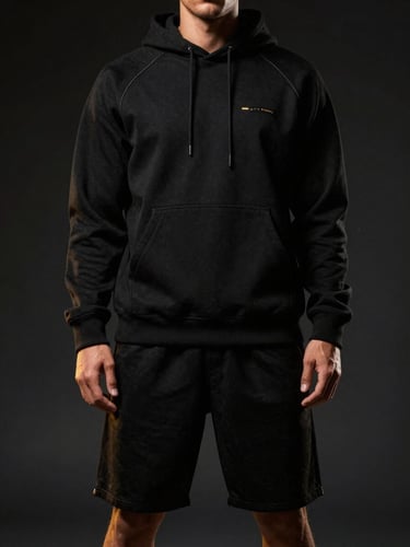 Bermuda preta estruturada streetwear premium em algodão pesado, detalhes minimalistas, iluminação de estúdio dramática