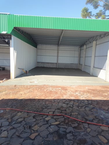 Piso de concreto de alta resistência para galpão agrícola com estrutura metálica, ideal para máquina