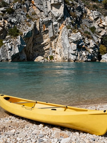 Un canoë jaune vif posé sur une petite plage de galets au bord de la rivière Hérault, avec des falaises de calcaire imposantes en arrière-plan sous un soleil méditerranéen éclatant. Le canoë est vide, invitant à l'exploration.
