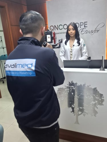 Profesional de marketing digital de Avalimed gestionando redes sociales y estrategias de contenido