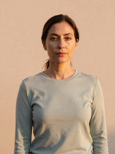 Retrato editorial de una mujer serena y fuerte, posiblemente la fundadora, en un entorno minimalista con luz natural cálida, transmitiendo confianza y calma.