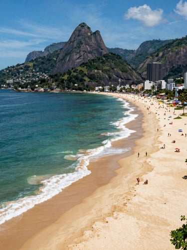 Vista aérea da deslumbrante praia de Barra do Cunhaú com águas claras e areia dourada sob o sol forte do Rio Grande do Norte
