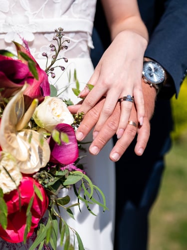 Images de mariés avec leurs alliances et bouquet de fleurs, organisation complète de leur mariage par une wedding planner
