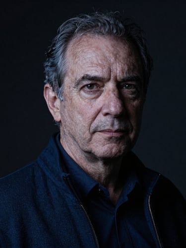 Retrato em alto contraste do fundador em ambiente escuro, iluminação de recorte sutil em azul elétrico no ombro e perfil, olhar direto e confiante, enquadramento cinematográfico.