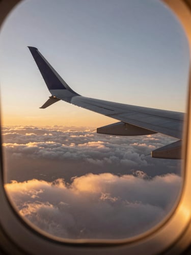 Vista desde la ventanilla de un avión mostrando un ala sobre nubes suaves al atardecer, luz cálida de hora dorada, encuadre cinematográfico.