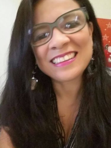 “Patty Liger sorrindo — autora e estrategista, fundadora do byP.LO”; contraste AA/AAA;