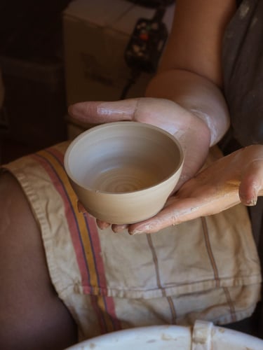 Photo d'une femme en train de faire de la poterie