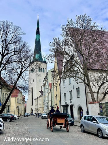 Vue sur l’église Saint-Olaf depuis la rue 