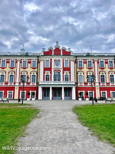 Façade colorée du château de Kadriorg à Tallinn
