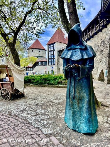 Statue du mystérieux moine de Tallinn Ambrosius dans les Jardins du roi Danois