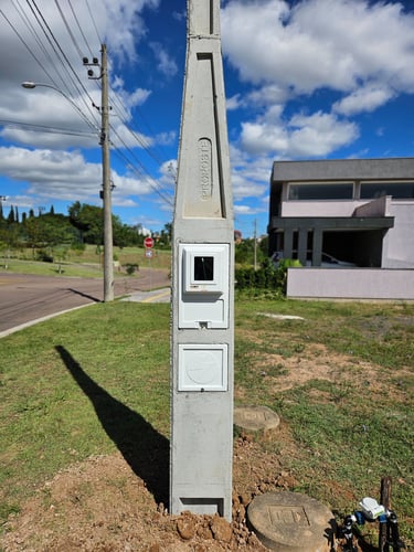 Poste de luz trifasico bifasico monofasico