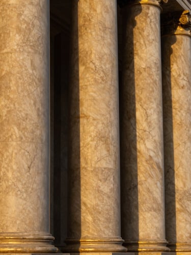 Fotografía de arquitectura minimalista de lujo, primer plano de columnas de mármol y detalles de latón bajo luz de atardecer, enfoque nítido de 35mm