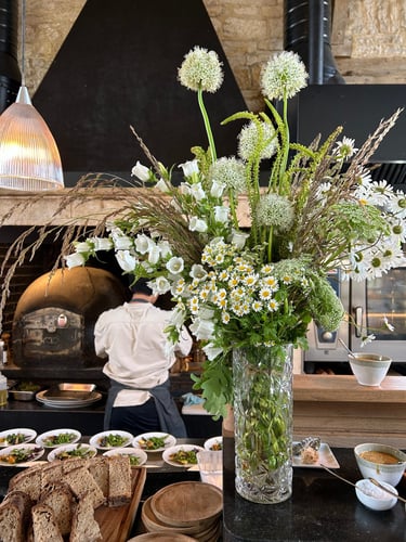 bouquet de buffet pour un bapteme dans un restaurant avec des gaminés et des fleurs fraiches 
