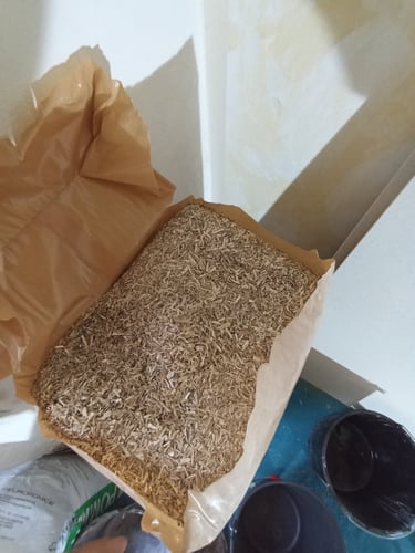 Chènevotte ou paille de chanvre – Ensuite mélangée à la terre