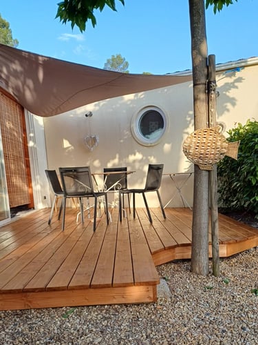 Intégration mûrier dans la création de la terrasse. Forme géométrique originale et unique