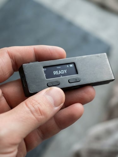 Makroaufnahme einer Hand, die eine Hardware-Wallet mit einem scharfen Fokus auf den Bildschirm hält, der 'Ready' anzeigt. Muted slate und metallische Töne, weiches Nordlicht.