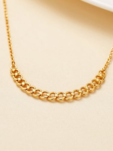 Macro photography of an exquisite handcrafted 22-karat gold necklace, soft warm studio light reflecting off delicate gold filigree, cream and champagne background, shallow depth of field